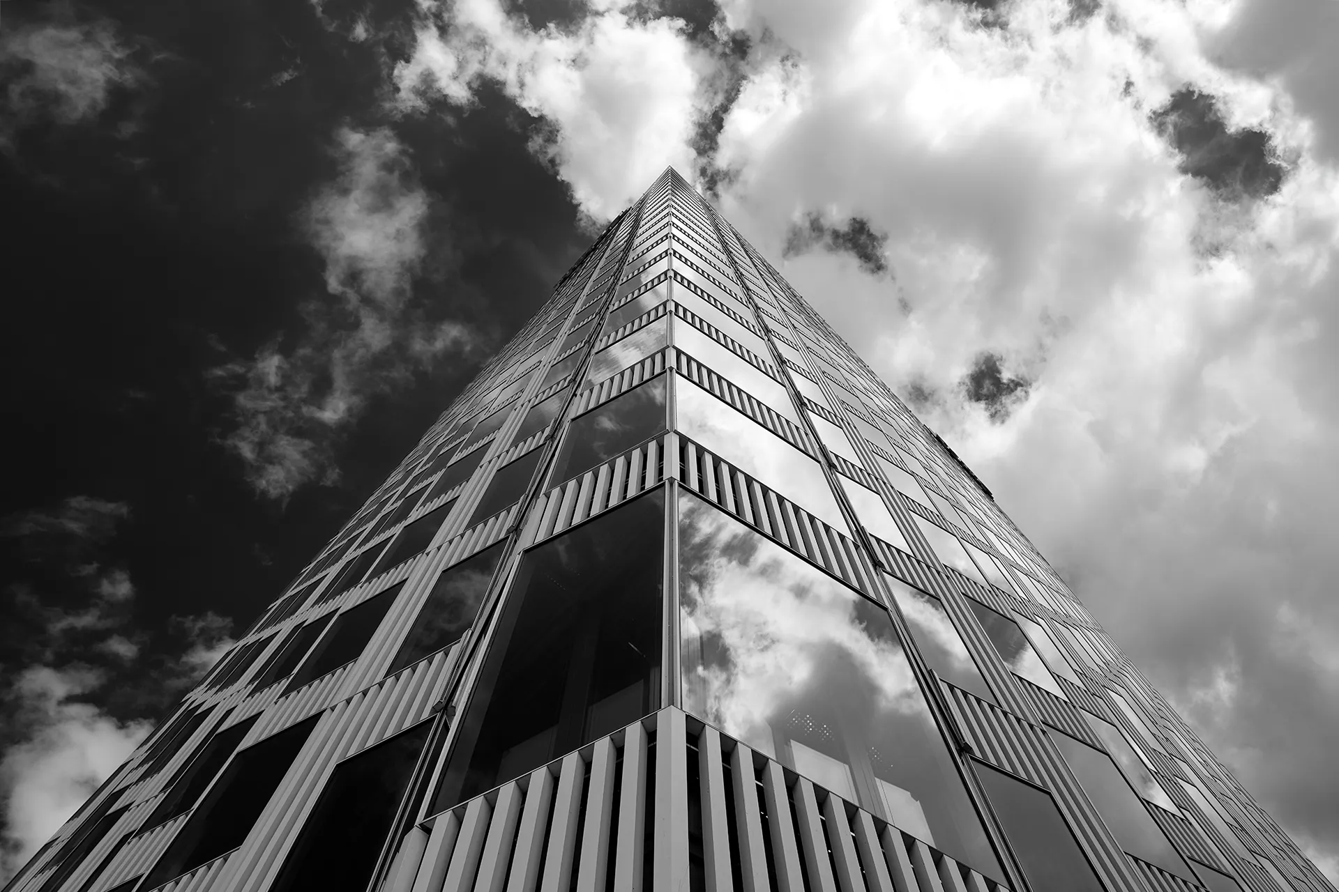 Fine Art Print Architekturfotografie in Schwarz-Weiß, dreieckiges Hochhaus vor Wolkenhimmel, Berlin 2026