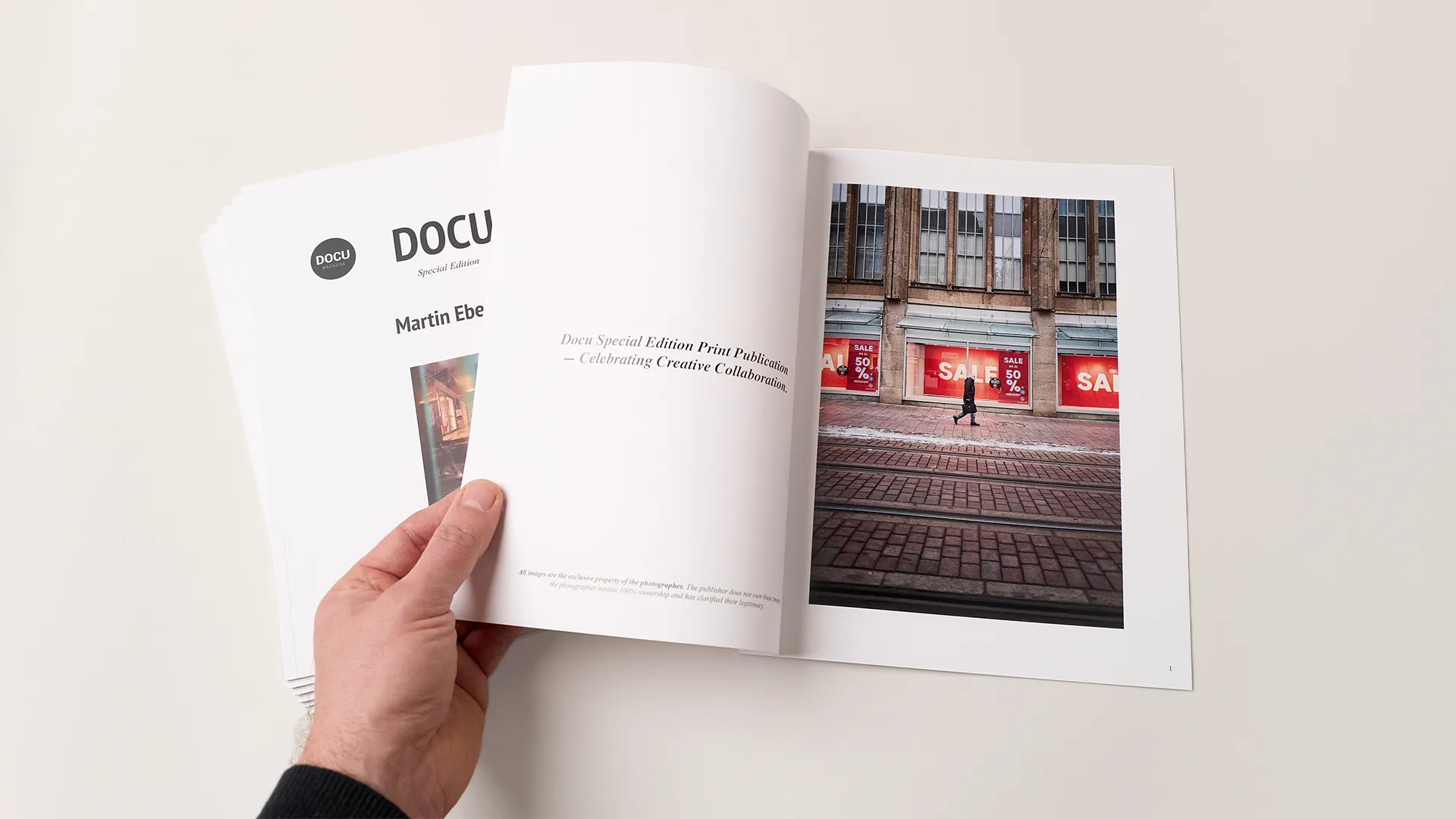 Docu Magazine Edition, aufgeschlagene Doppelseite mit Titelblatt und Straßenfotografie in Farbe