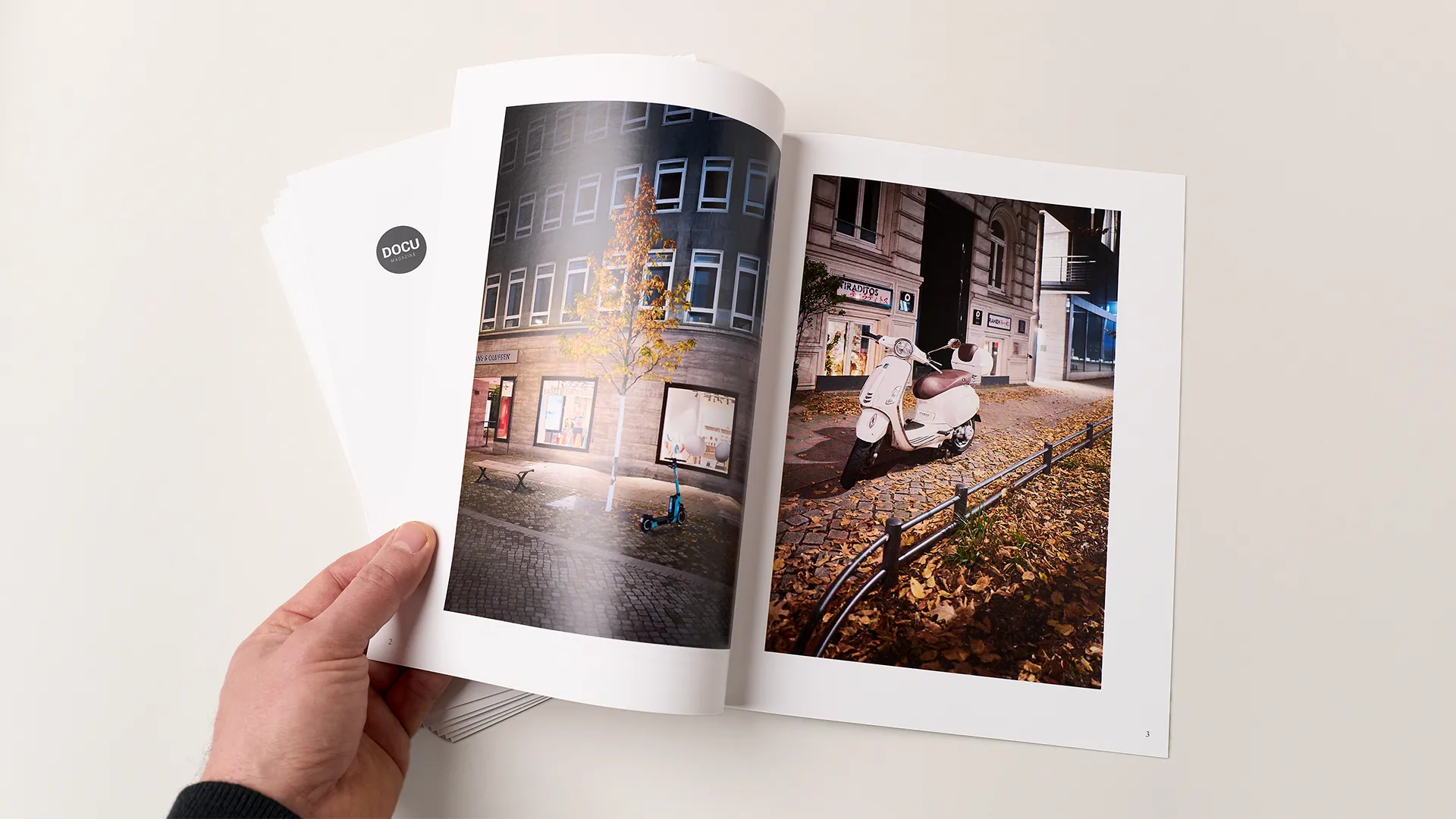 Docu Magazine Edition, Doppelseite mit nächtlicher Straßenszene und Motorroller im Herbstlaub