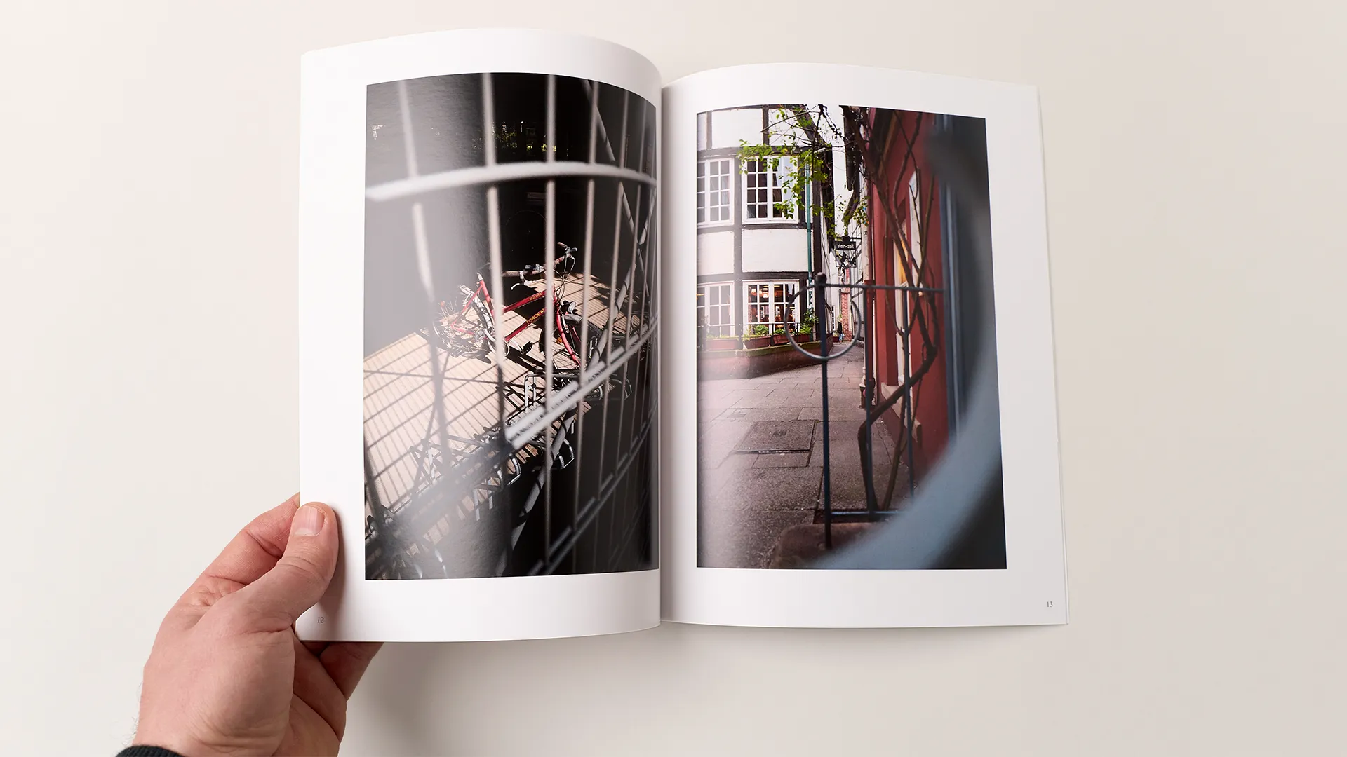 Docu Magazine Edition, Doppelseite mit Fahrrad hinter Geländer und Gasse mit Fachwerkhaus